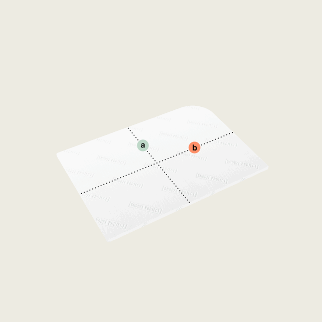 Ein rechteckiges Blatt mit der Aufschrift "Blatt Toilette" ist durch gestrichelte Linien in vier Abschnitte unterteilt. Der Topper nach Maß mit einer Rundung (Variante 2) weist oben links und rechts die Punkte a (grün) und b (rot) auf, die jeweils eine leichte Rundung aufweisen.