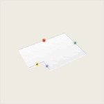 Ein weißer rechteckiger Topper nach Maß mit einem Eckausschnitt (Variante 2), mit gepunkteten Kantenlinien, vier farbigen Eckpunkten - a (grün), b (orange), c (blau), d (gelb) - auf hellbeigem Hintergrund.