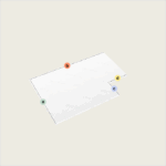 Ein Rechteck, das den Topper nach Maß mit einem Eckausschnitt (Variante 3) darstellt, liegt auf einem hellen Hintergrund mit gepunkteten Umrissen. Seine Ecken - grün a, orange b, blau c und gelb d - weisen einen schwachen Text und subtile Schattierungen auf.