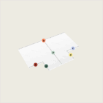 Ein weißes, teilweise diagonal gefaltetes Papier zeigt entlang des Falzes und der Kanten die Punkte a (grün), b (rot), c (blau), d (gelb), e (blaugrün), f (rot), die dem Topper nach Maß mit zwei Eckausschnitten (Variante 2) auf hellem Grund ähneln.