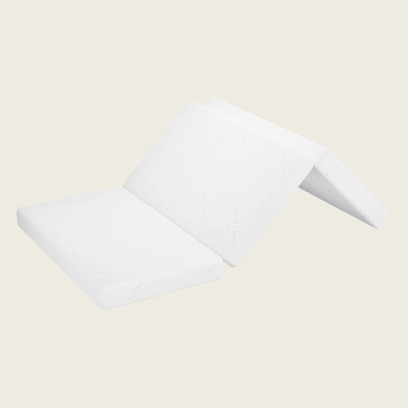 Eine weiße PKW-Matratze/Klappmatratze für den Skoda Octavia 4 wird auf hellem Hintergrund teilweise aufgefaltet gezeigt, wobei die drei miteinander verbundenen Schaumstoffteile sichtbar werden.