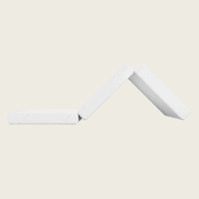 Drei weiße, rechteckige Radiergummis sind in einem Zickzack-Muster auf hellem Grund angeordnet, das an die Art und Weise erinnert, wie eine PKW Matratze/Klappmatratze VW Caddy Maxi kompakt zusammengefaltet werden kann, um sie leicht zu verstauen.