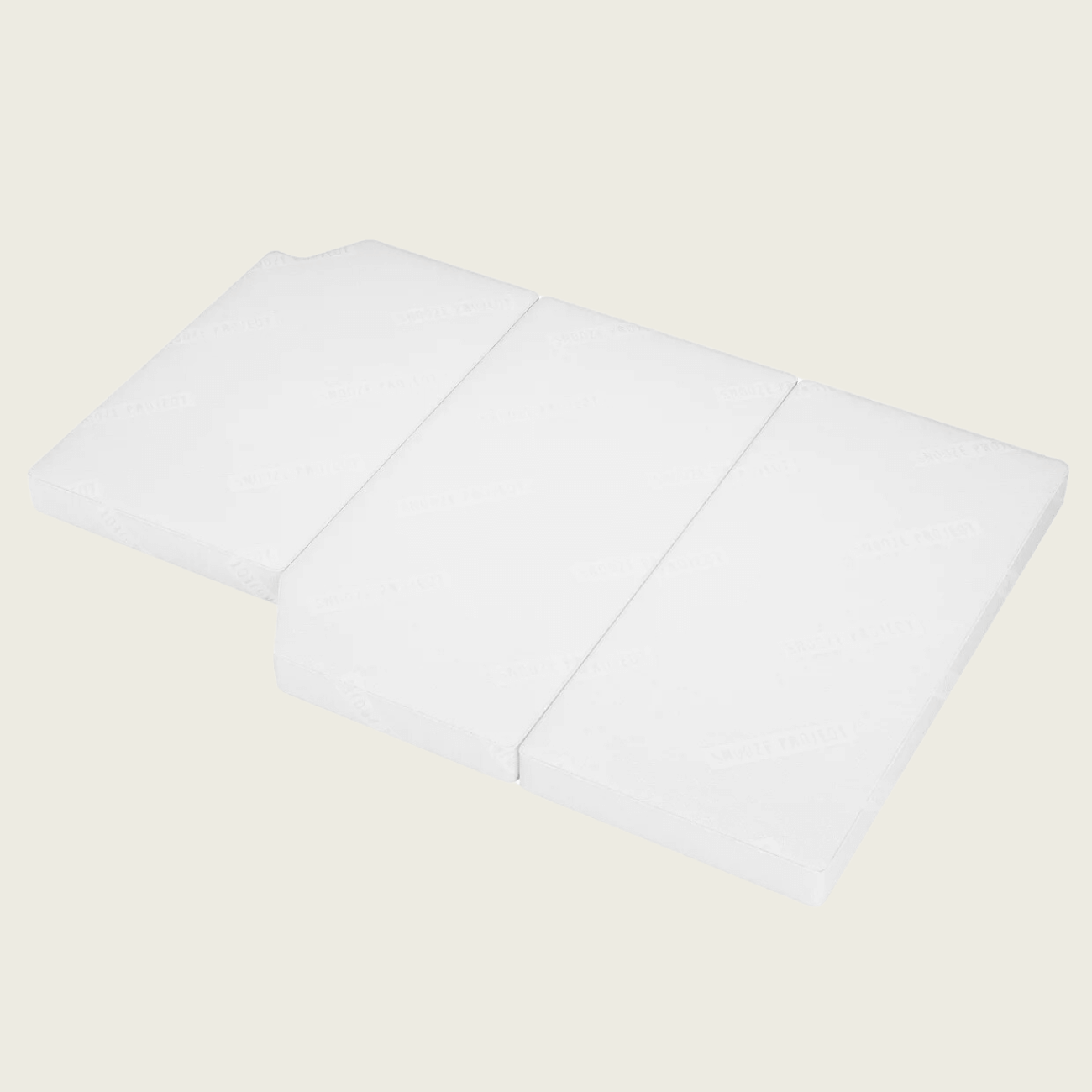 VW T4 – Multivan – Matratze (Klappmatratze) Die PKW Matratze/ Klappmatratze VW T4 Multivan, hier entfaltet auf einer hellen Unterlage, zeichnet sich durch eine glatte, saubere Oberfläche aus - ideal für den Einsatz als dreifach gefaltete Matratzenauflage in Ihrem VW T4 Multivan.