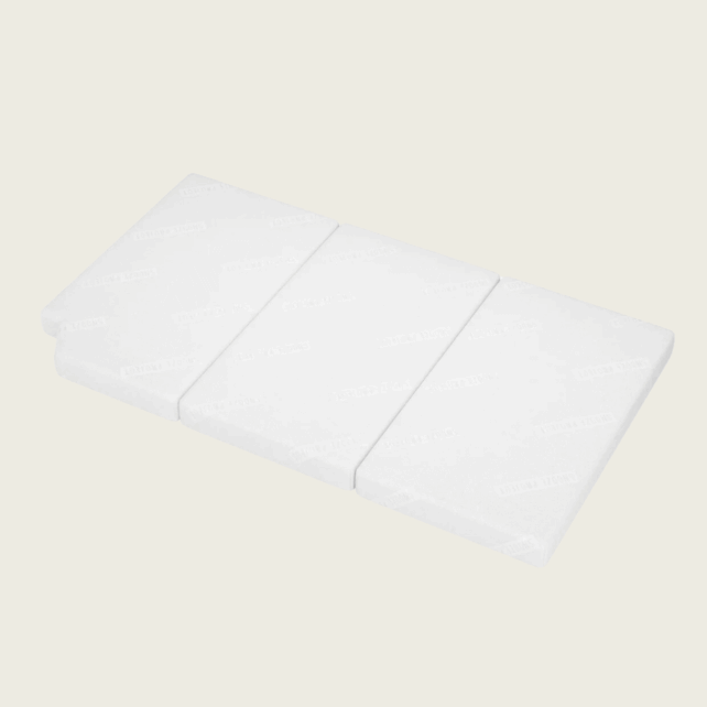 Eine weiße, dreiteilige PKW Matratze/ Klappmatratze VW T4 California (für unten) liegt flach auf einem hellen Hintergrund und zeigt ihre rechteckige Form und glatte Oberfläche - perfekt für Ihr nächstes Van-Abenteuer.