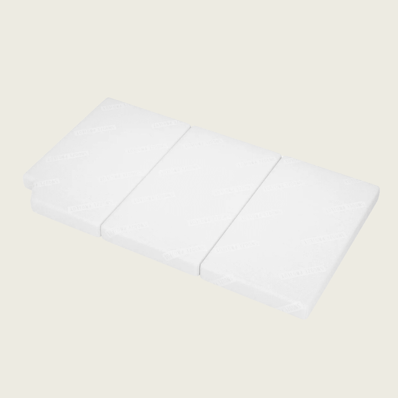 Eine weiße, dreiteilige PKW Matratze/ Klappmatratze VW T4 California (für unten) liegt flach auf einem hellen Hintergrund und zeigt ihre rechteckige Form und glatte Oberfläche - perfekt für Ihr nächstes Van-Abenteuer.