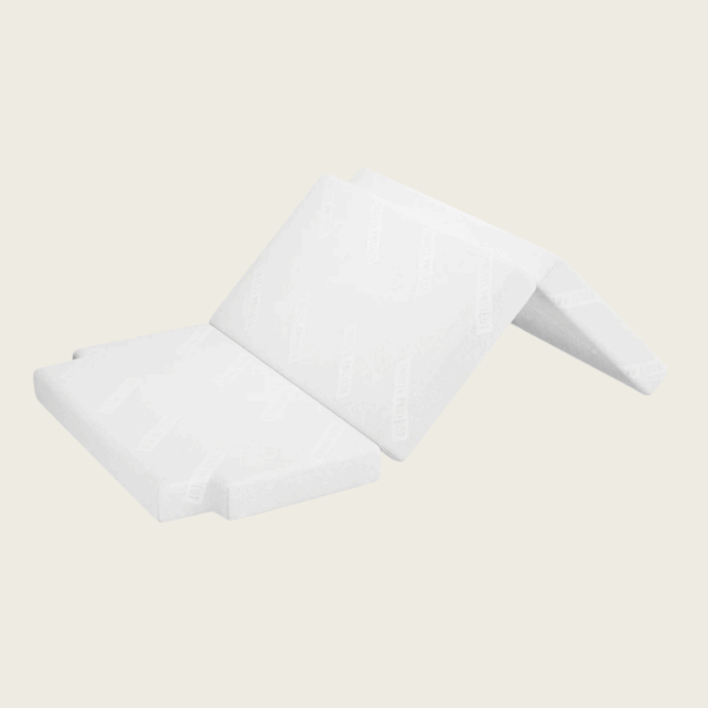 Die weiße PKW Matratze/ Klappmatratze VW T6/ T6.1 Multivan ist auf hellem Grund teilweise aufgeklappt dargestellt. Sie hat eine strukturierte Oberfläche mit dezentem Branding - ideal für den Einsatz in VW T6 und T6.1 Multivan.