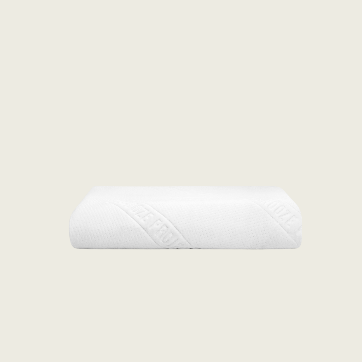 Ein einzelnes weißes Memory-Foam-Kissen mit subtilen strukturierten Details und geprägtem Text auf einem schlichten, hellen Hintergrund.