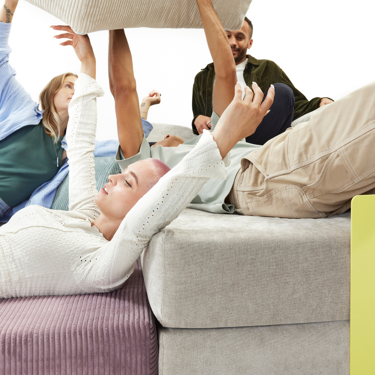 Vier Personen entspannen sich auf modularen Sofas und spielen zusammen in einer hellen, ungezwungenen Umgebung. Melden Sie sich für unseren Newsletter an (kostenlos anmelden), um über weitere Momente der Freude informiert zu werden - kostenlos in Ihren Posteingang!.