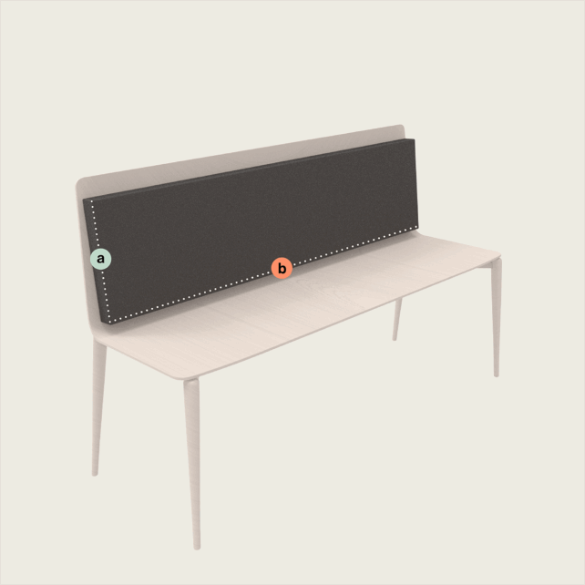 Eine minimalistische, helle Bank mit einem dunklen rechteckigen Kissen auf der Rückenlehne. Zwei Etiketten, a und b, markieren Punkte an der linken Seite bzw. der unteren Mittelkante des Kissens.