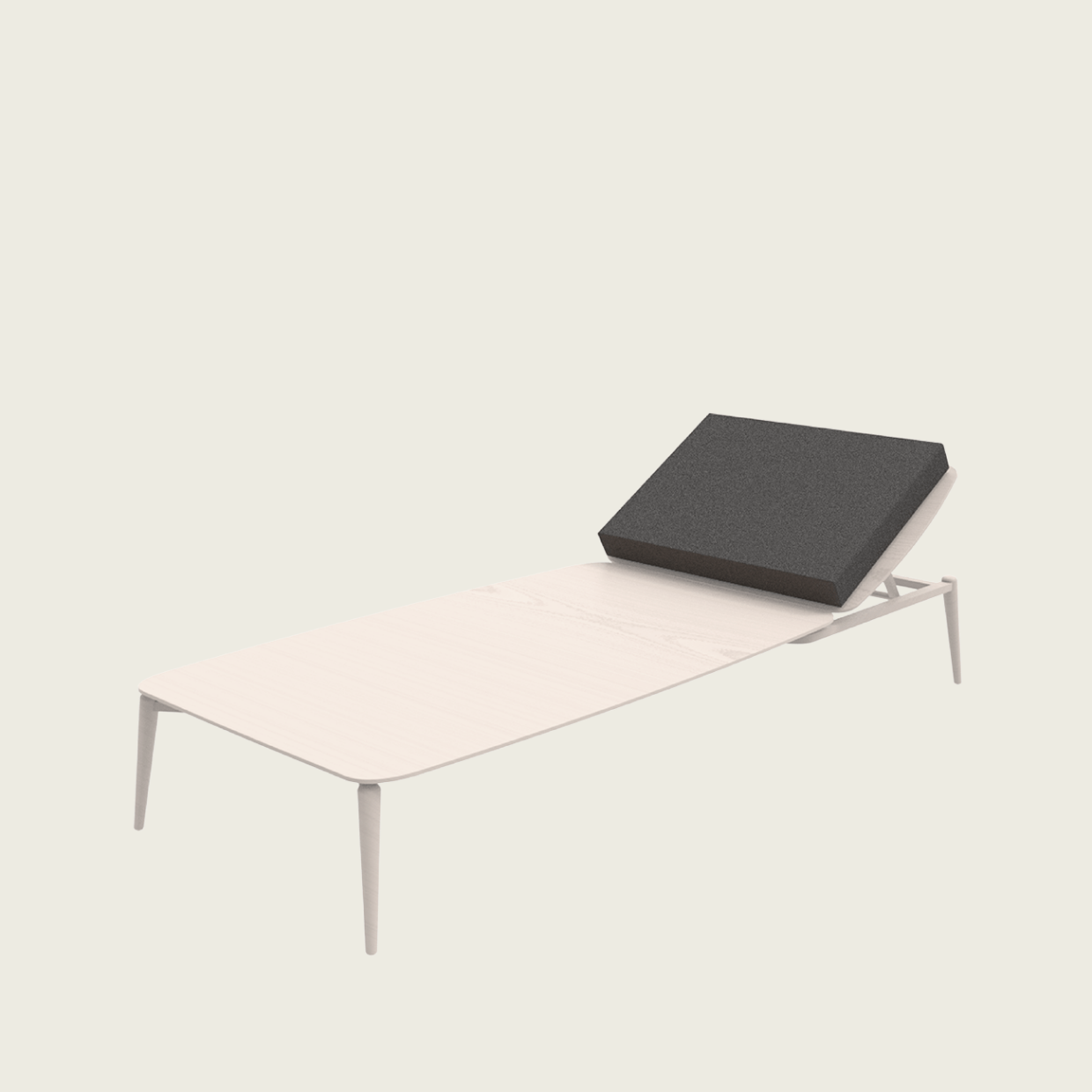 Ein moderner, minimalistischer Loungesessel mit weißem Gestell und Sitzfläche, mit verstellbarer Rückenlehne und dunkelgrauem Kissen vor einem schlichten, hellen Hintergrund.
