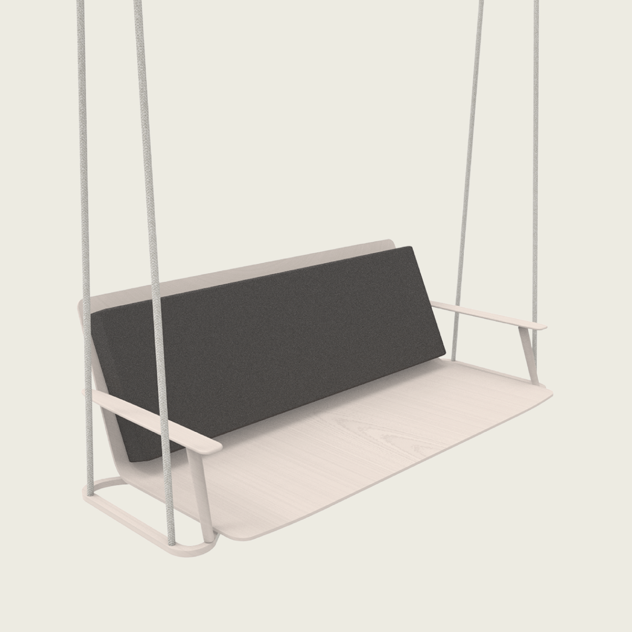 Eine minimalistische Schaukelbank aus Holz mit weißen Seilen, Armlehnen und einem großen schwarzen rechteckigen Kissen an der Rückenlehne vor einem schlichten, hellen Hintergrund.