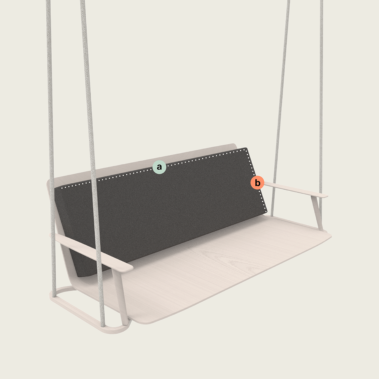 Eine minimalistische Schaukel mit einem hellen Holzsitz und Armlehnen, die an Seilen aufgehängt sind. An der Rückenlehne liegt ein dunkles, rechteckiges Kissen mit der Aufschrift a. Auf der rechten Seite des Kissens befindet sich ein kleines b.