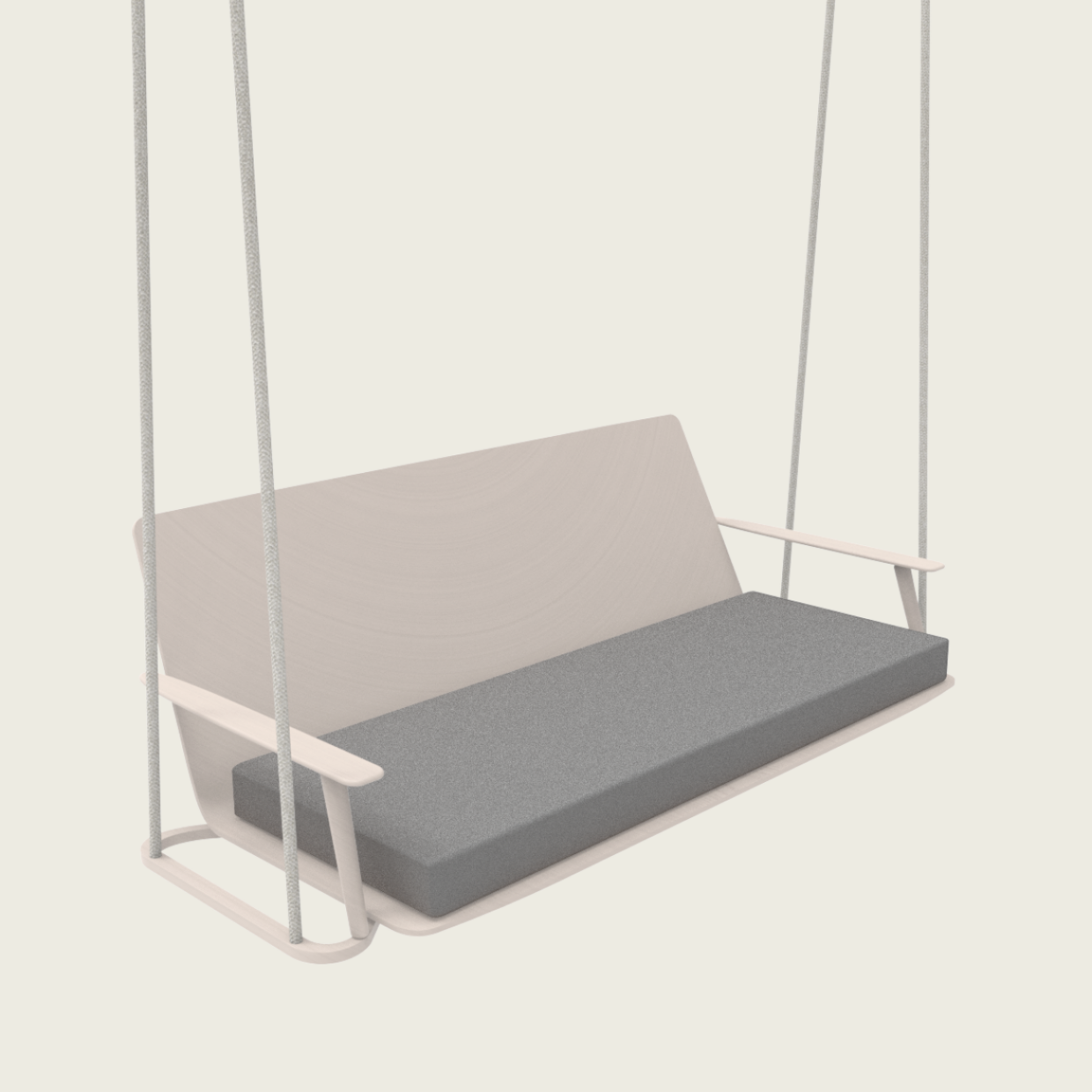 Eine minimalistische Veranda-Schaukel mit einem hellen Holzrahmen, Armlehnen und einem dicken grauen Sitzkissen, aufgehängt an vier weißen Seilen vor einem schlichten, hellen Hintergrund.