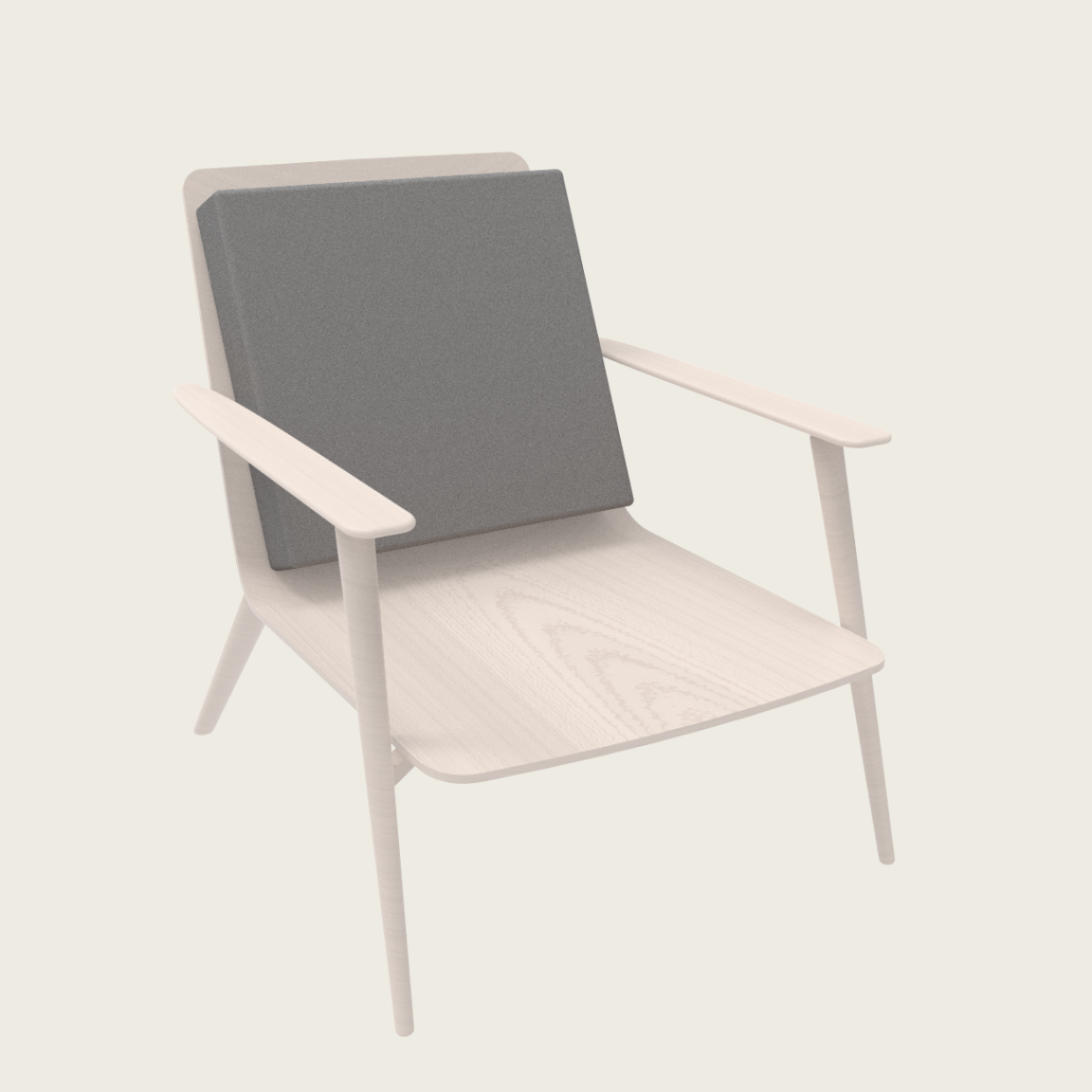 Ein minimalistischer Holzstuhl mit abgewinkelten Beinen und Armlehnen, der ein großes, dunkelgraues, quadratisches Kissen auf der Rückenlehne aufweist. Der Stuhl steht vor einem schlichten, hellen Hintergrund.