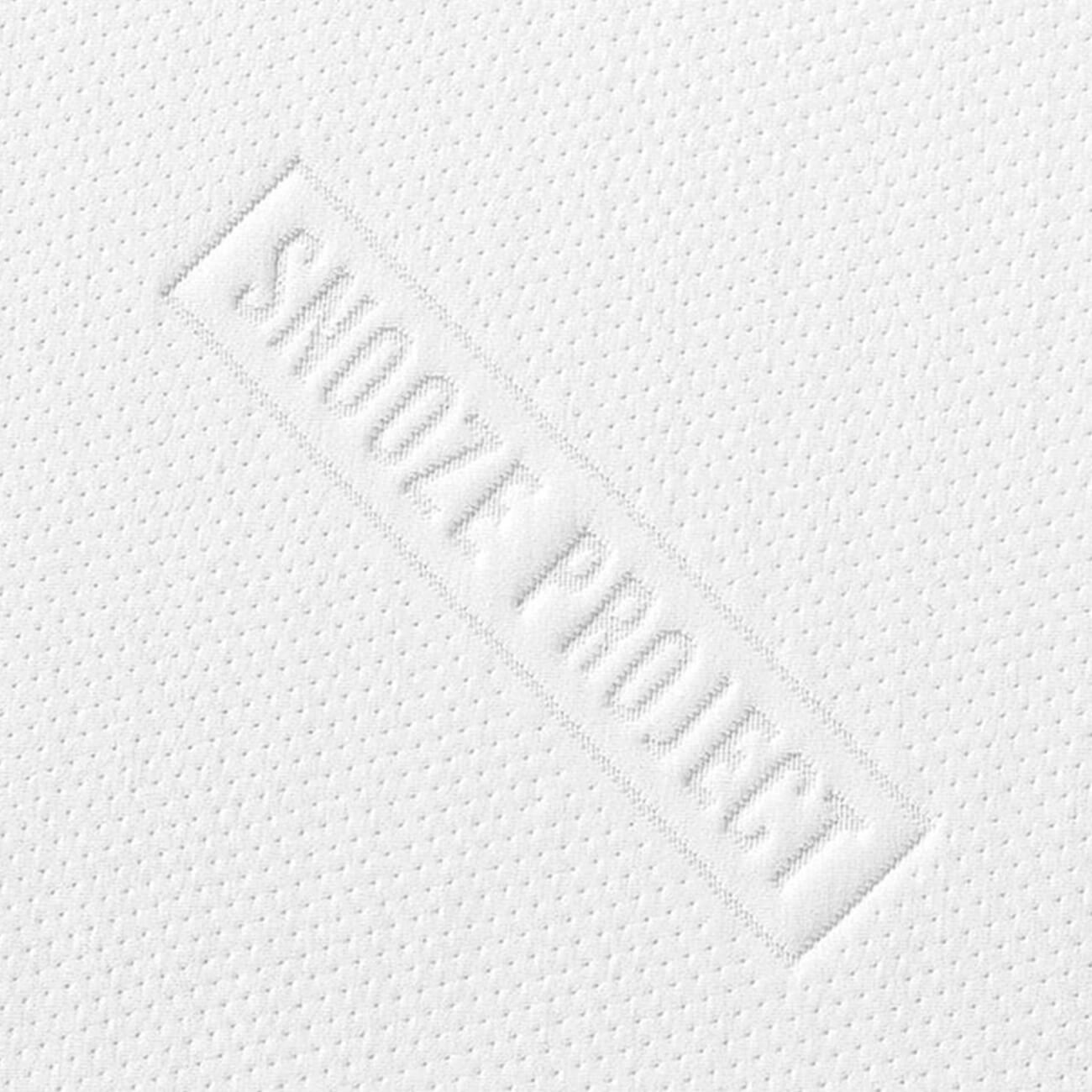 Nahaufnahme einer weißen, strukturierten Oberfläche, auf der der Schriftzug SNOOZE PROJECT in einem rechteckigen Bereich dezent eingeprägt ist.