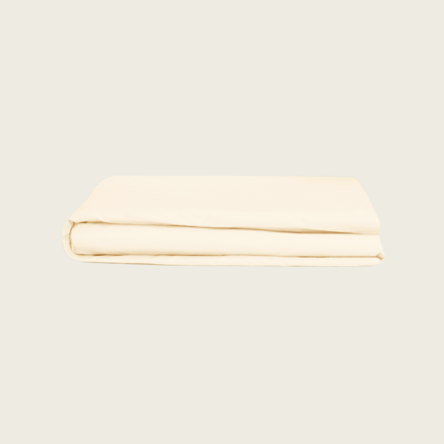Ein ordentlich gefaltetes, hellbeiges oder cremefarbenes Blatt auf einem schlichten, hellen Hintergrund.