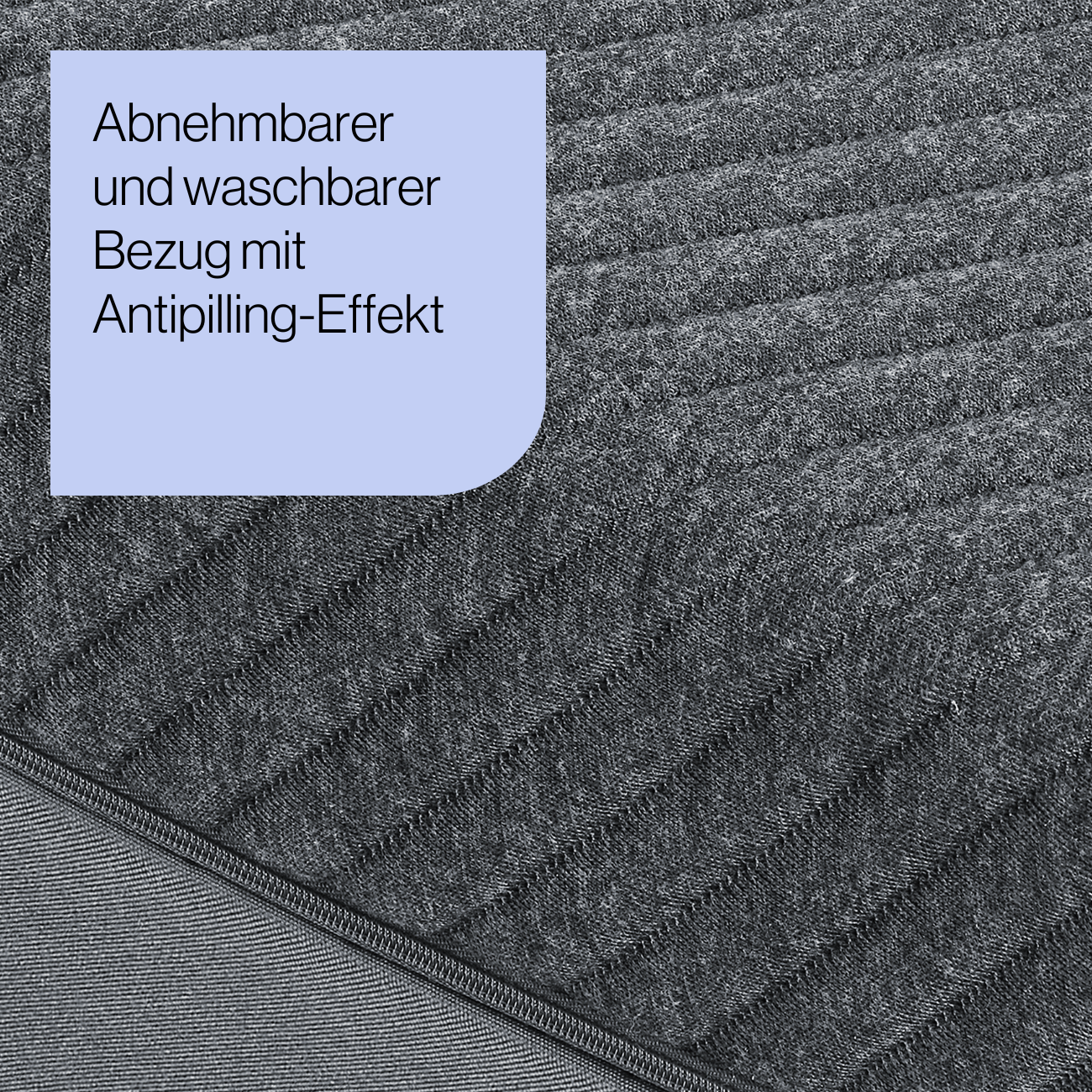 28 Nahaufnahme eines dunkelgrauen, strukturierten Bezugs mit Reißverschluss. Im blauen Kasten steht: Abnehmbarer und waschbarer Bezug mit Antipilling-Effekt - ideal für das Arlo Viscoschaum Höhenverstellbares Outdoor-Kissen.