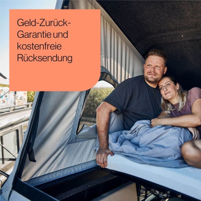 Ein Paar sitzt zusammen in einem Dachzelt und blickt auf die offene Seite. In einem Textfeld steht: 