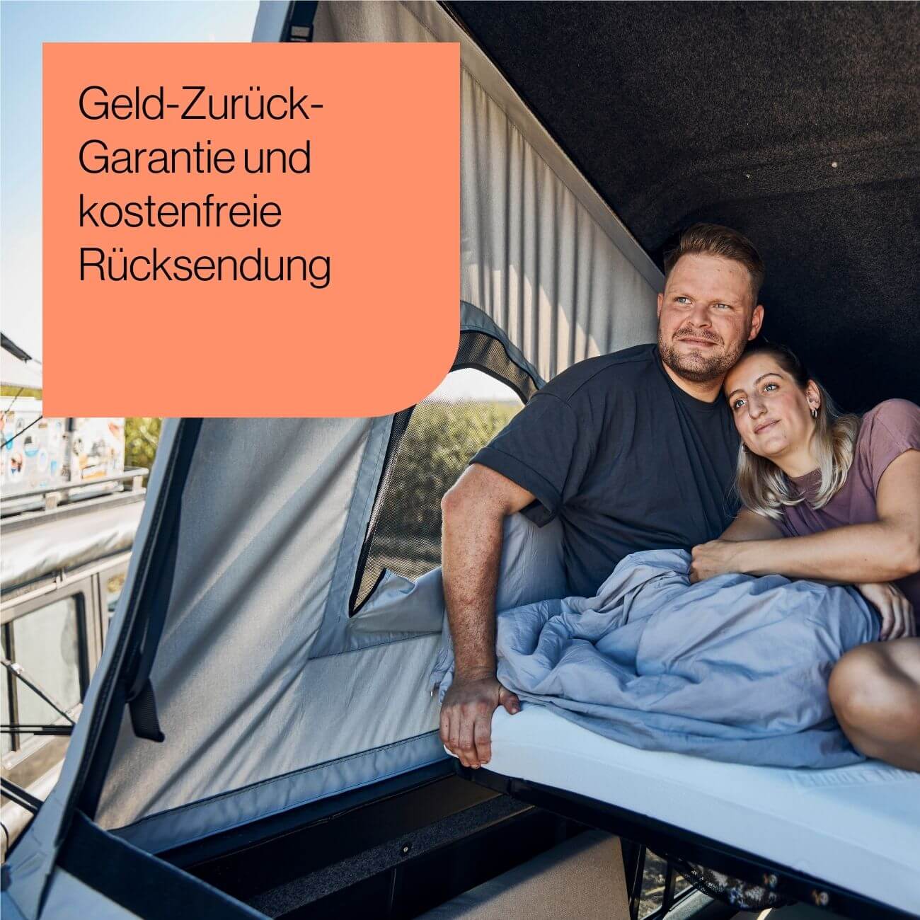 16 Ein Paar sitzt zusammen in einem Dachzelt und blickt auf die offene Seite. In einem Textfeld steht: "Geld-Zurück-Garantie und kostenfreie Rücksendung".