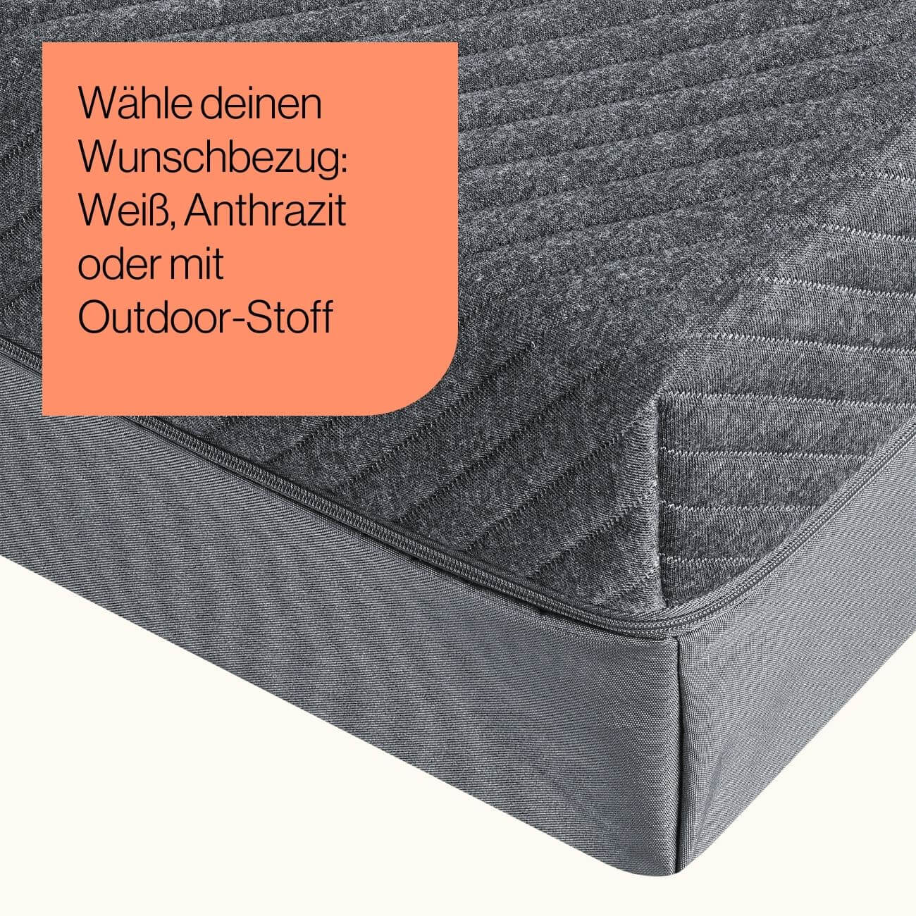 18 Nahaufnahme einer Matratze mit einem grauen Bezug; oben links steht in einem orangefarbenen Kasten: "Wähle deinen Wunschbezug: Weiß, Anthrazit oder mit Outdoor-Stoff".