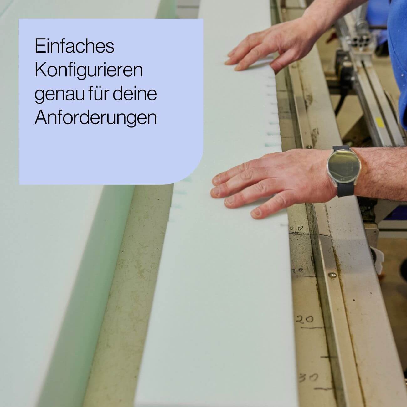 21 Eine Person, die eine Uhr trägt, ordnet weiße Schaumstoffstücke auf einer Maschine an. Der deutsche Text auf der linken Seite lautet: Einfaches Konfigurieren genau für deine Anforderungen.
