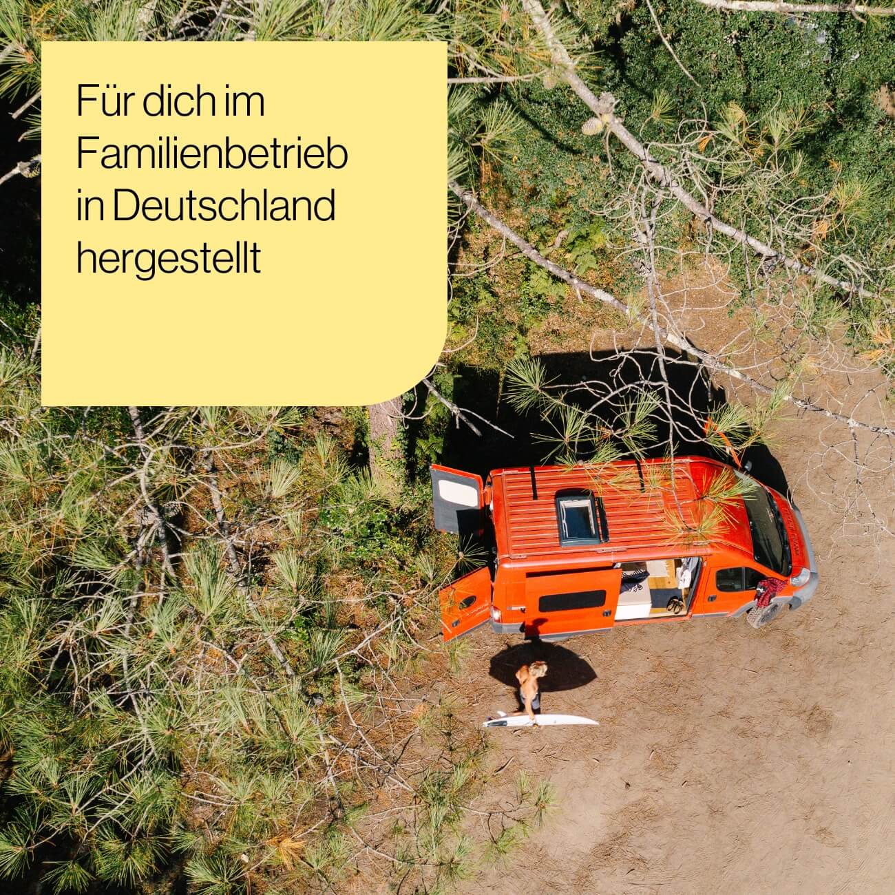 6 Eine Person steht mit einem Surfbrett neben einem orangefarbenen Wohnmobil auf einem Feld, umgeben von grünen Bäumen. Das Arlo Viscoschaum Höhenverstellbare Outdoor-Kissen wird für dich im Familienbetrieb in Deutschland hergestellt.