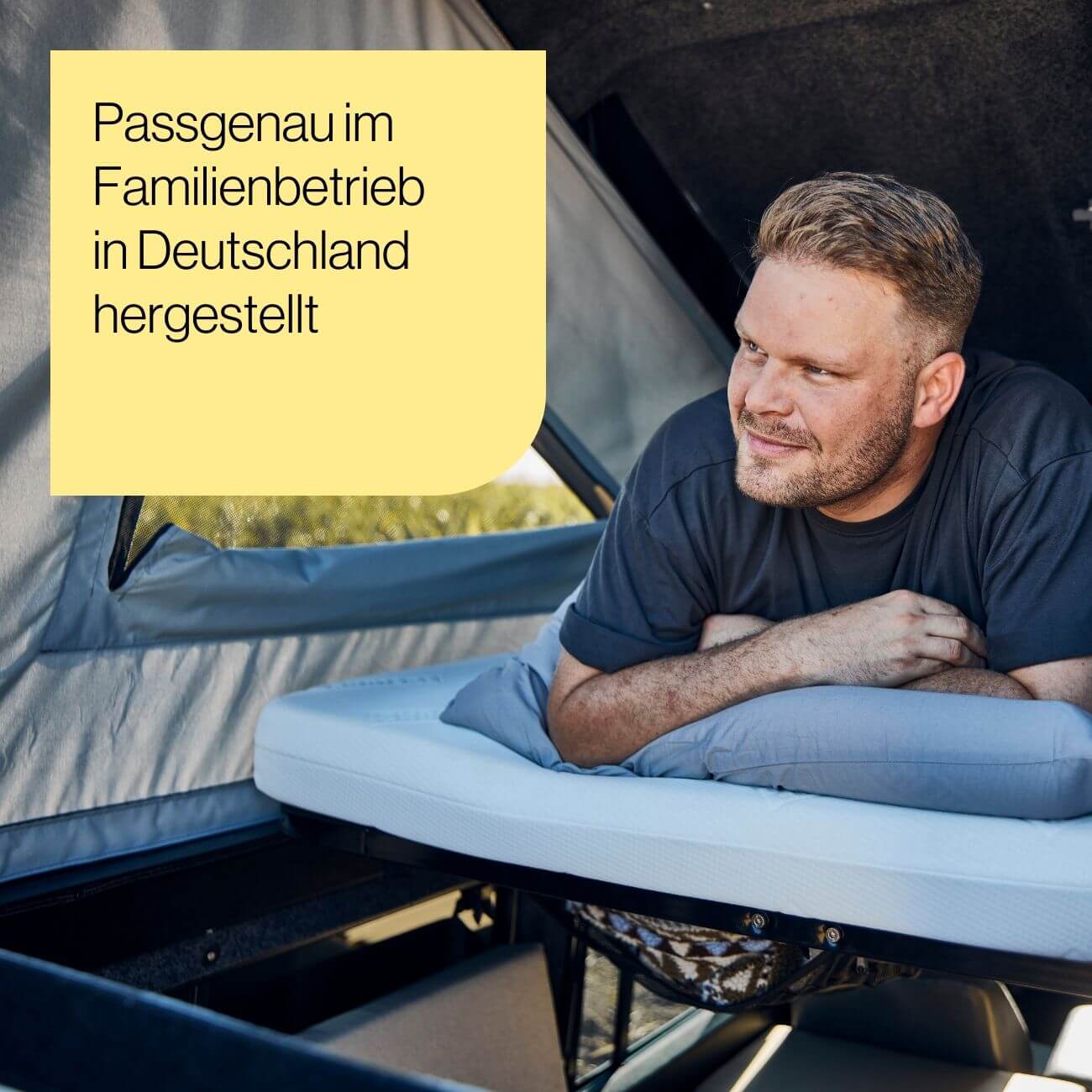 6 Ein Mann liegt auf einer Matratze im Inneren eines Wohnmobils und schaut aus einem offenen Fenster. Der überlagerte Text lautet: Passgenau im Familienbetrieb in Deutschland hergestellt.