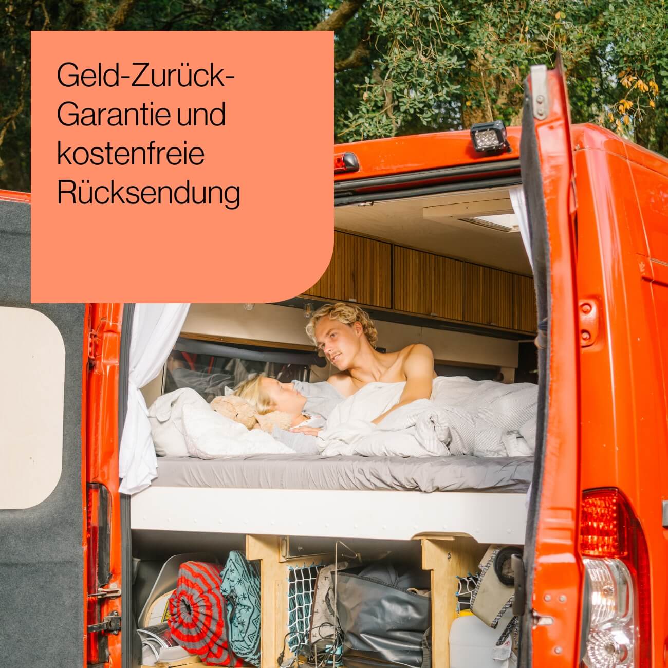 7 Eine Frau und ein Kind entspannen sich im Bett eines roten Wohnmobils mit offenen Hintertüren. Unter dem Bett liegt das Arlo Viscoschaum Höhenverstellbares Outdoor-Kissen. Der deutsche Text lautet: Geld-Zurück-Garantie und kostenfreie Rücksendung.