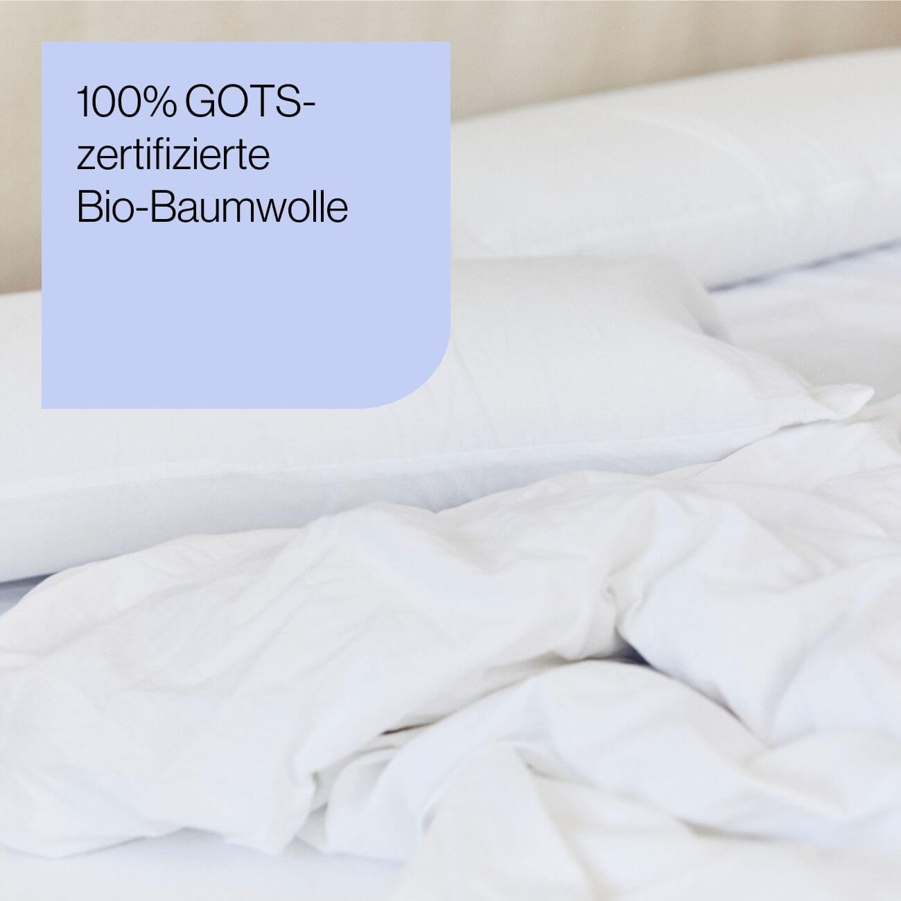 9 Ein Bett mit weißen, zerknitterten Laken und einem Kopfkissen. In der oberen linken Ecke befindet sich ein blauer Kasten mit deutschem Text: 100% GOTS-zertifizierte Bio-Baumwolle.