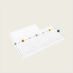 Draufsicht auf eine weiße Klappmatratze/Faltmatratze mit drei rechteckigen Teilen (Abschnitt unten rechts), beschriftet mit a, b und c, geteilt entlang einer gestrichelten diagonalen Linie von links nach rechts.