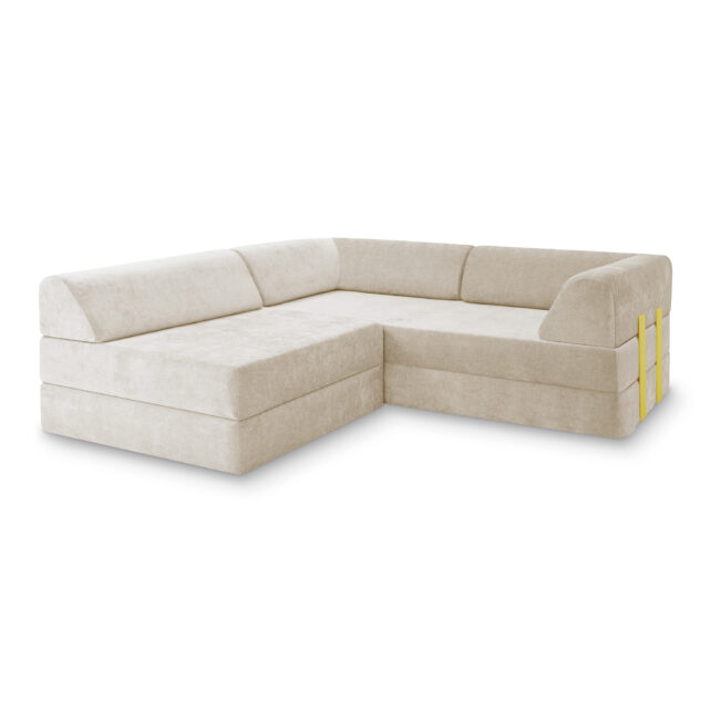 Das Levi Modulares 3-Sitzer Ecksofa mit Schlaffunktion 01 ist ein modernes, beigefarbenes L-förmiges Sofa mit klaren Linien, niedrigen Rückenlehnen und gelben Riemenakzenten auf einer Seite vor einem schlichten weißen Hintergrund.