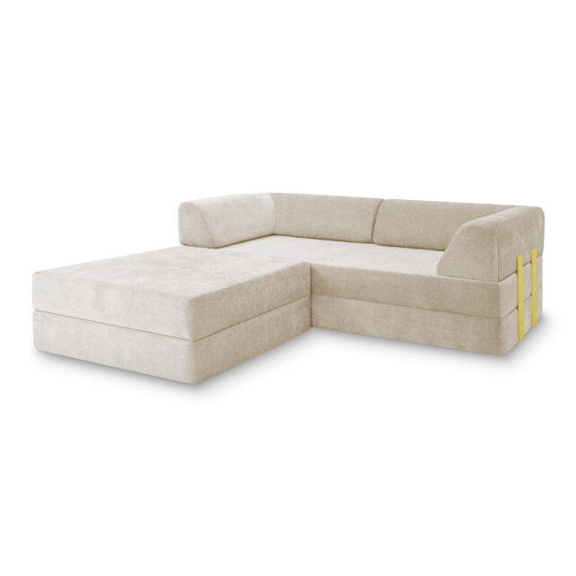 Das Levi Modulares 3-Sitzer Ecksofa mit Schlaffunktion 02 ist ein modernes, hellbeiges L-förmiges Sofa mit niedrigen Rückenlehnen, klaren Linien, gelben Riemenakzenten an einem Ende, Plüschpolsterung und einer praktischen Schlaffunktion.