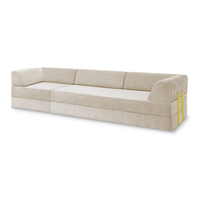 Das Levi Modulares 3-Sitzer Sofa mit Schlaffunktion 04 ist ein modernes beiges Sofa mit niedriger Rückenlehne, klaren Linien und dezenten gelben Akzenten auf der rechten Seite - sein minimalistisches Design passt in jeden modernen Wohnraum.