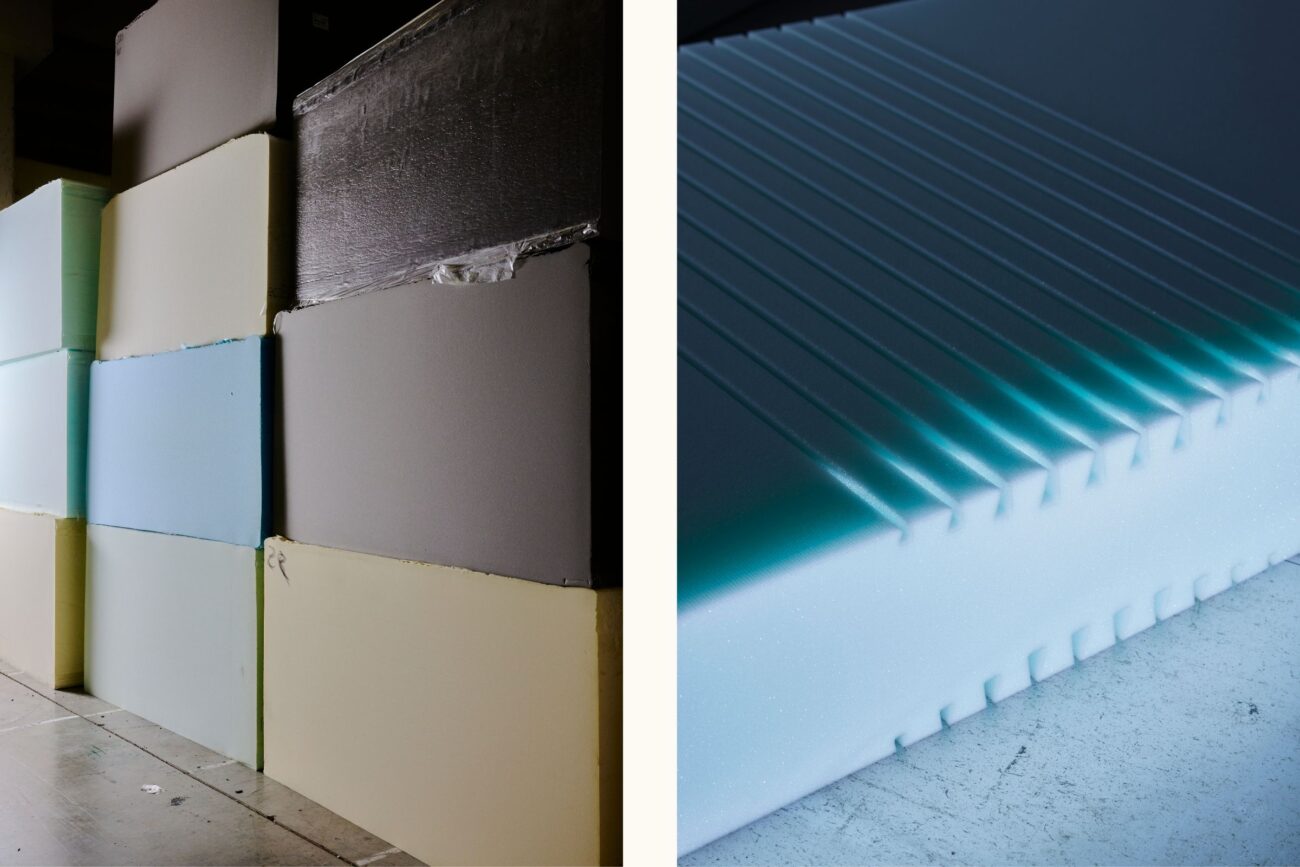 Links: Ein Stapel großer Schaumstoffblöcke in verschiedenen Farben, die an einer Wand aufgestapelt sind. Rechts: Eine Nahaufnahme einer blauen Schaumstoffplatte mit gleichmäßig verteilten Rillen und Stegen auf der Oberfläche.