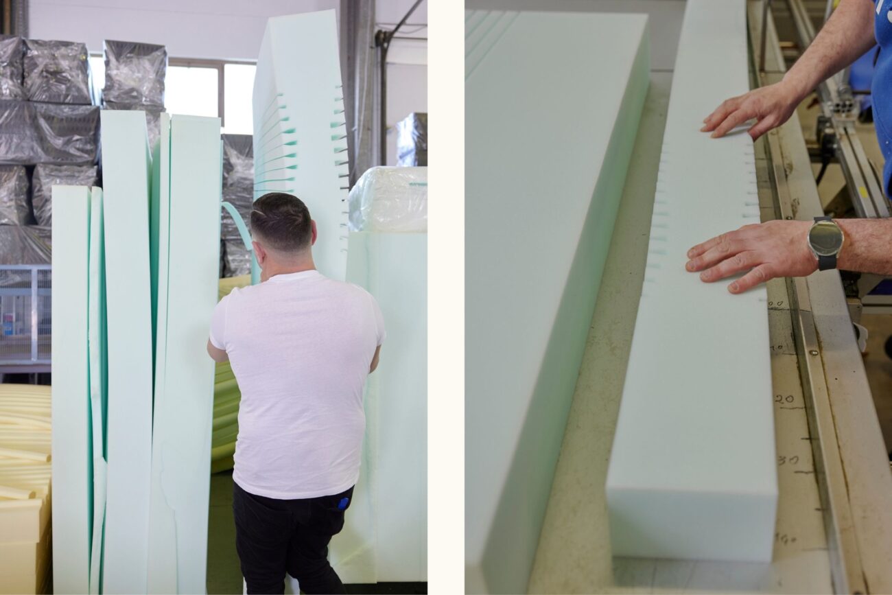 Links: Eine Person in einem weißen Hemd hebt in einer Fabrikumgebung eine große Platte aus hellgrünem Schaumstoff an. Rechts: Nahaufnahme von Händen, die ein großes Stück hellgrünen Schaumstoff auf einem Arbeitstisch glätten.