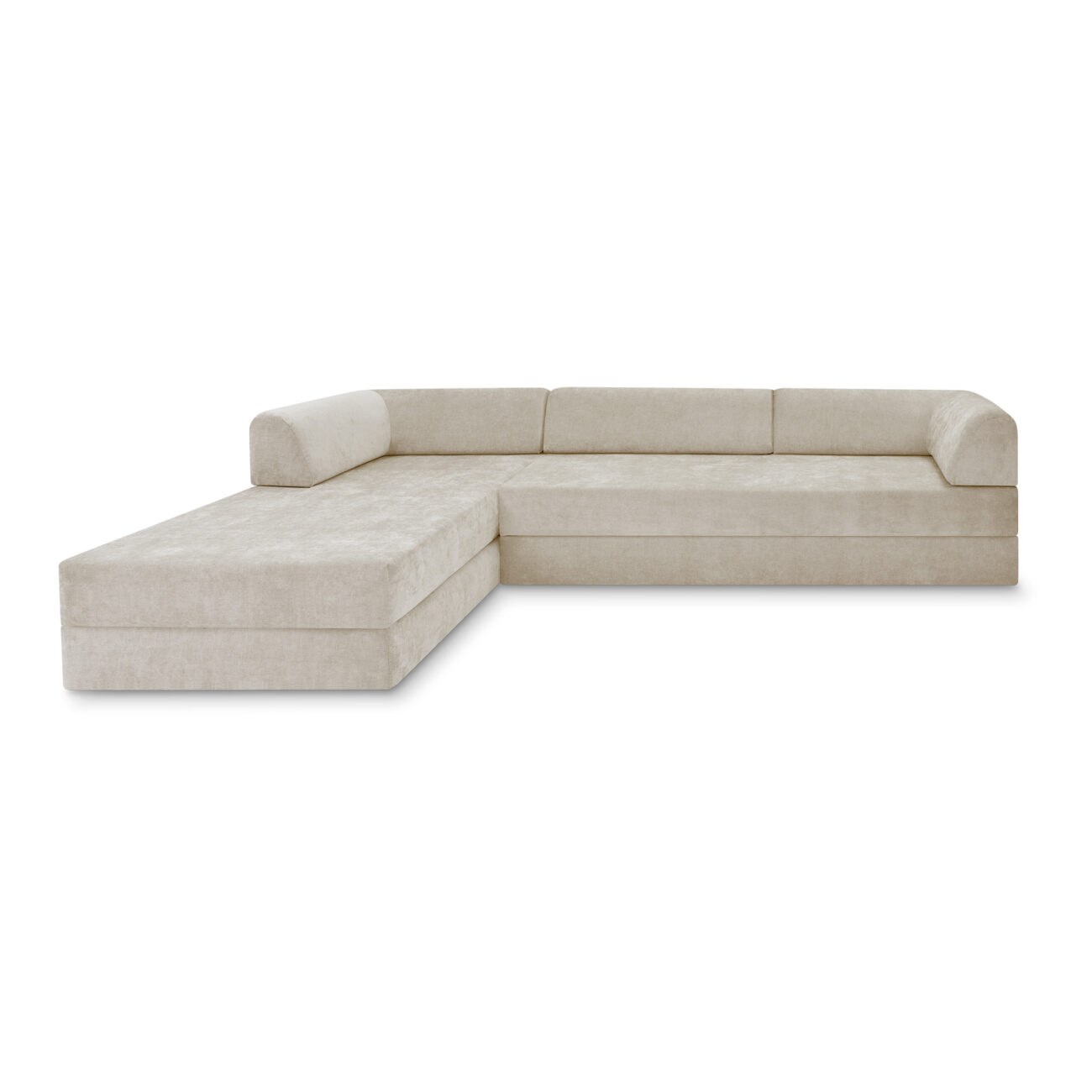 Ein modernes, beiges 4-Sitzer-Ecksofa mit niedriger Rückenlehne und breiter Sitzfläche, das sich durch klare Linien, minimalistisches Design und Schlaffunktion vor weißem Hintergrund auszeichnet.