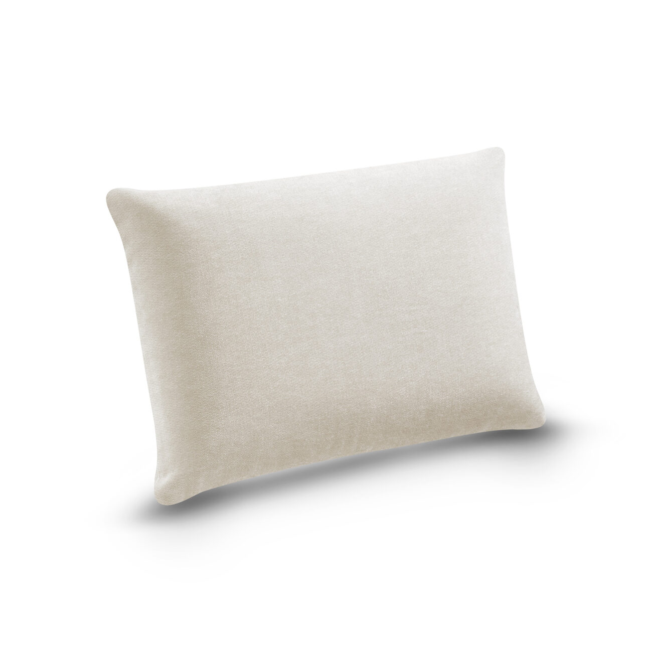 SP_Levi_Kissen_Travertineweiß_02 Ein rechteckiges, hellbeiges Kissen mit einer glatten Stoffoberfläche, abgebildet auf einem weißen Hintergrund mit einem weichen Schatten darunter.