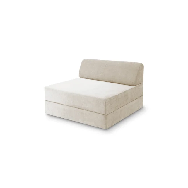 Ein moderner, minimalistischer, beigefarbener Sessel ohne Armlehnen mit einem plüschigen, rechteckigen Sitz und einer niedrigen Rückenlehne vor einem weißen Hintergrund.