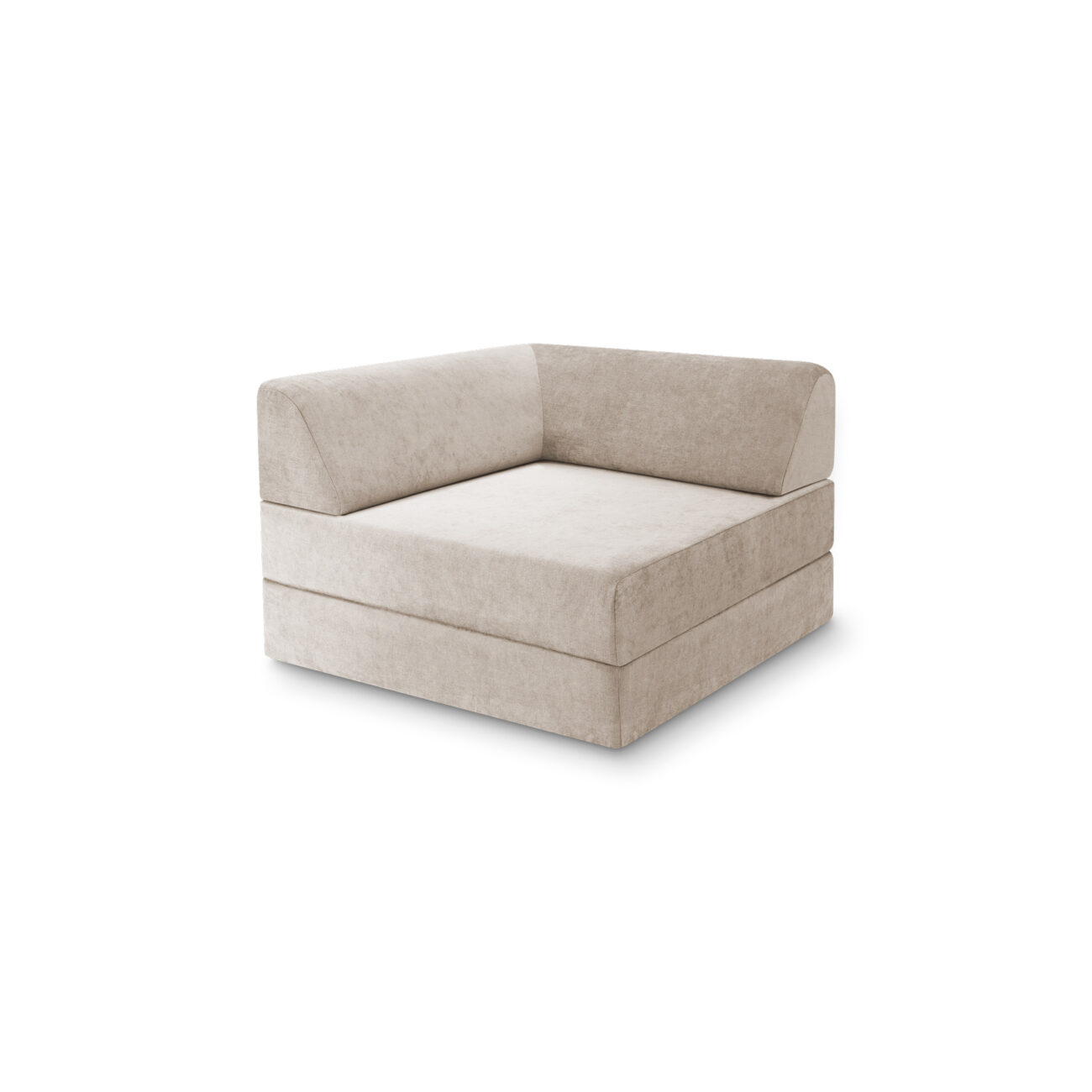 Ein modernes Levi modularer Sessel Ecksofa in hellbeiger Polsterung, mit niedrigen, dicken Rücken- und Seitenkissen mit optionaler Schlaffunktion, isoliert auf einem weißen Hintergrund.