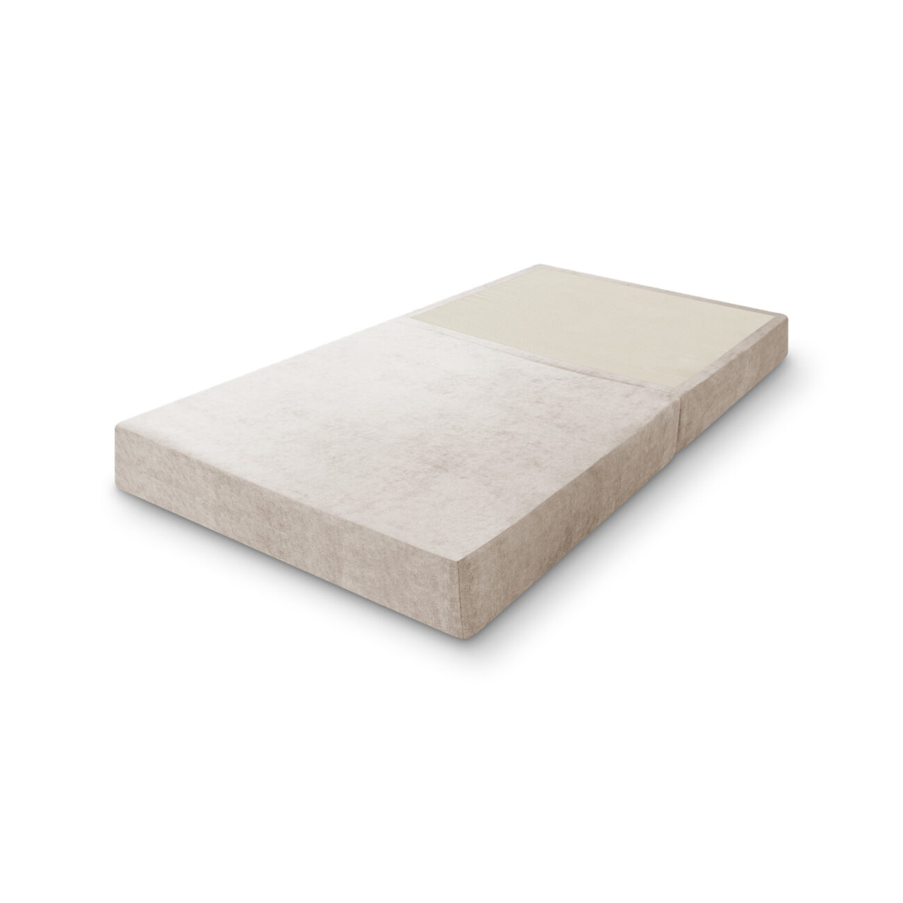 Eine beigefarbene, rechteckige Levi-Matratze mit einem kleinen Ausschnitt an einem Ende gibt den Blick auf die innere Schicht frei und hebt deren Schlaffunktion hervor, die auf weißem Hintergrund dargestellt ist.