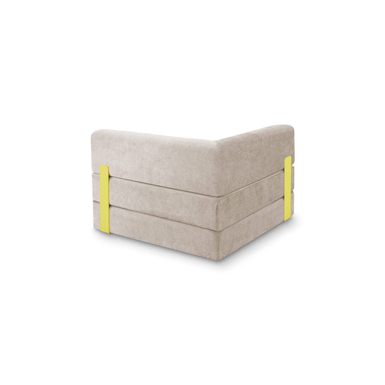Ein beigefarbenes, L-förmiges, modulares Ecksofa mit Plüschpolsterung und zwei vertikalen gelben Akzentstreifen an der Seite vor einem weißen Hintergrund.