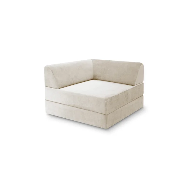 Ein modernes, hellbeige gepolstertes Ecksofa mit niedriger Rückenlehne und breitem Sitz, isoliert auf weißem Hintergrund.