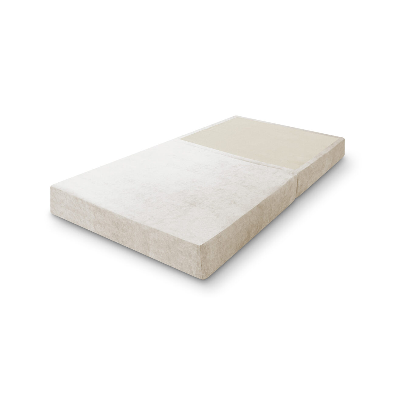 SP_Levi_Sitzelement_Travertineweiß_03 Eine rechteckige, beigefarbene Matratze mit Schlaffunktion weist an einem Ende einen Bereich auf, in dem eine freiliegende Schicht zu sehen ist, die das innere Material und die Konstruktion der Matratze vor einem schlichten weißen Hintergrund hervorhebt.