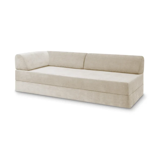 Ein modernes, beigefarbenes Polstersofa mit niedriger Rückenlehne an zwei Seiten und einem schlichten, minimalistischen Design vor einem weißen Hintergrund.