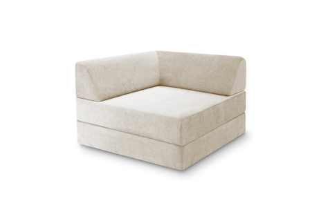 Ein modernes, hellbeiges, L-förmiges Schlafsofa mit niedriger Rückenlehne und ohne sichtbare Beine, vor einem schlichten weißen Hintergrund.