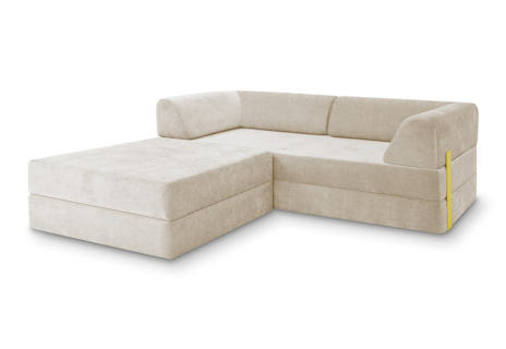 Ein modernes, beigefarbenes Schlafsofa in L-Form mit niedriger Rückenlehne und breiten Sitzkissen. Das Sofa hat klare Linien und einen gelben Akzentstreifen auf der rechten Seite.