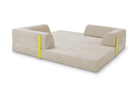 Eine modulare Spielcouch aus beigem Schaumstoff, die wie ein Schlafsofa gestaltet ist, mit zwei armlehnenartigen Kissen und gelben Gurten, die in einem flachen, offenen Layout auf weißem Hintergrund angeordnet sind.