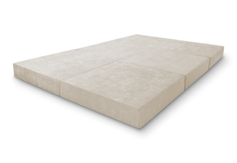 Eine beigefarbene, rechteckige Klappmatratze, die flach liegt und durch sichtbare Nähte in drei Teile geteilt ist, die an ein minimalistisches Schlafsofa erinnern, steht auf einem weißen Hintergrund.