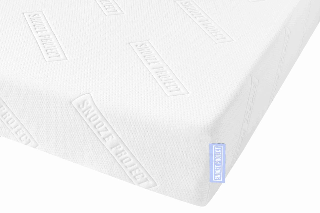 Nahaufnahme einer weißen Matratze mit strukturiertem Bezug und geprägten SNOOZE PROJECT-Logos sowie einem kleinen blauen Stoffanhänger mit der Aufschrift SNOOZE PROJECT-perfekt für deine individuelle Erlebniswelt dank Matratzen nach Maß mit unserem Konfigurator.