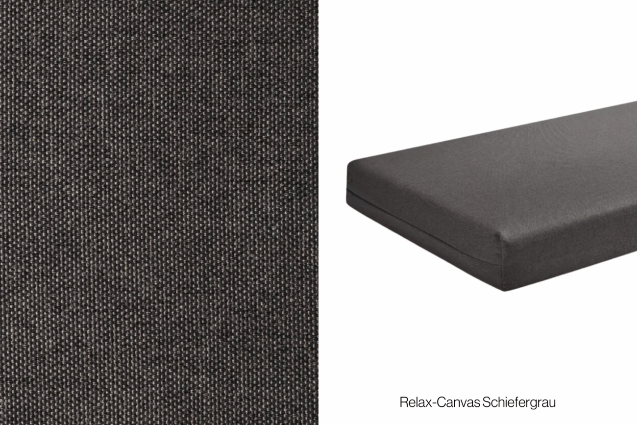 Nahaufnahme des strukturierten dunkelgrauen Stoffs auf der linken Seite; auf der rechten Seite ein rechteckiges Sitzkissen, das mit demselben Stoff bezogen ist. Der Text unten lautet Relax-Canvas Schiefergrau. Perfekt für den Konfigurator Polster nach Maß.